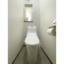 1階のトイレは、LIXILのアメージュZAでリフォームしました。壁・床も白とグレーを基調とし、明るいスタイリッシュな空間となりました。