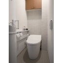 マンションのため、トイレの空間スペースは限られていましたがカラーを白に統一して、モダンなデザインと機能性を両立させました。節水に優れたタンクレストイレにして空間をスッキリとさせ、コンパクトな手洗い器も設置。利便性の高いカウンターと手すりも省スペース仕様で、空間の狭さも問題になりません。背面に貼られたエコカラットはアートな雰囲気を醸し、室内のアクセントに。もちろんエコカラットの調湿・消臭機能もトイレにはピッタリです。
