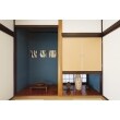 藍色のクロスが目を引く、モダンな和室が完成しました。一面の色を変えるだけで、室内の雰囲気がとても変わります。
