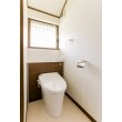 ２階のトイレはキャビネット付きトイレのLIXIL「リフォレ」をセレクト。給水管やお掃除道具をキャビネットにしまえ、タンクレスのようにすっきりとした空間を実現（実際には背面キャビネットにタンクが収められています）。キャビネットは洗面化粧台などと同じように、家具のように馴染む木目のパネルを採用しています。
