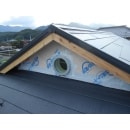 黒に近い、ダークグレーの高性能汎用カラー鋼板を屋根に貼りました。最後の仕上げがまだ終わっていませんが、お施主こだわりの丸窓が付き、ほぼ施工完了です。