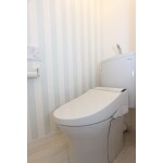 シンプルで清潔感のあるトイレ空間にリフォーム