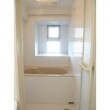 タイル張りの浴室。小さめの白いモザイクタイルに貼替え、水栓もデザイン的なものにして、見違える印象です。
