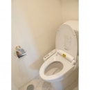 便器、壁クロス、大理石調クッションフロアの床。白でまとめて清潔感あふれるトイレにリフォーム。便器はTOTOです。

