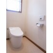 ■after■
1階のトイレをTOTOのタンクレストイレ、ネオレストRH1に交換しました。
洗浄水量約3.8リットルの節水型トイレです。
すっきりしたデザインのトイレです。
クッションフロアも貼り換えました。