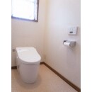 ■after■
1階のトイレをTOTOのタンクレストイレ、ネオレストRH1に交換しました。
洗浄水量約3.8リットルの節水型トイレです。
すっきりしたデザインのトイレです。
クッションフロアも貼り換えました。
