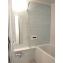 タイル張りの在来浴室から、ユニットバスへリフォームしました。
シンプルなデザインで掃除がしやすい、快適なバスルームになりました。
