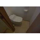 ２階に新設したトイレ。タンクレスにしたことで広々使用できる。