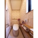 1階トイレ　右手には調湿・消臭機能を持つ壁材エコカラットを設置 。トイレはタンクなしタイプですっきりと。 