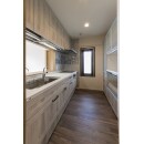 木目の美しい落ち着いたキッチンはLIXILのリシェル、壁にはタイルを施工しデザイン性を重視、防水・耐火の機能も備えています。