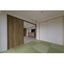 リビングから解放感のある３枚引き戸で繋がった和室は、琉球畳模様でリビングとの一体感を持たせました。
