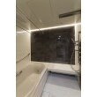 白をベースの組石グレーのアクセントパネルを使用したデザインで大人の雰囲気を出しています。
ジェットバスやシャワーや打たせ湯などの機能が充実した高品質の浴室はLIXILのスパージュです。