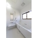 浴室は白で統一された清潔感のあるLIXIL「アライズ」に設備交換。
お湯が真上からふりそそぐオーバーヘッドシャワーは、空気を含んだお湯がでてくる節水シャワーになっています。