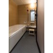 1216サイズから1616サイズになった浴室、ユニットバスはLIXILのアライズ。
お客様のお好みは檜の湯具、面材と雰囲気が合っていてリラックスできる浴室になりました。