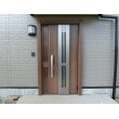 玄関扉はLIXILのリシェントを工期が短くて済むカバー工法で取付。
断熱仕様で玄関のひんやり感を軽減、スリット部分を開けて採風もできるので、家内の換気の際も扉を開け放たなくて済みます。