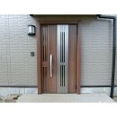 玄関扉はLIXILのリシェントを工期が短くて済むカバー工法で取付。
断熱仕様で玄関のひんやり感を軽減、スリット部分を開けて採風もできるので、家内の換気の際も扉を開け放たなくて済みます。