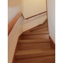 LIXILのリフォーム階段で架け替えをせずに綺麗になりました。
フローリングを重ね貼りした床との蹴上の高さも小さくならずに済みます。