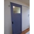 開き戸ではたくさんの洗濯物を持っている時に扉を開きにくくなるのですが、今回のリフォームで物を持ったままでも開け閉めしやすい引き戸に変更しました。
扉の色はアクセントで以前リフォームした際にトイレで用いたものと同じブルーの扉にしました。