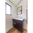 寝室や子供部屋のある2階の洗面化粧台はLIXILオフト。 洗面台の面材と同じ調子の鏡を壁に付けたシンプルな洗面化粧台です。