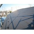 遮熱鋼板を使った耐候性の高い屋根材なので、長持ちし、夏場の屋根裏の熱のこもりを低減させてくれます。
屋根が軽くなったことで、地震の際の建物の振れが小さくなり瓦屋根より安全性が高まります。