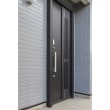玄関扉は作業の簡単なカバー工法で入れ替え。
家全体の通風を考慮し、採風タイプの玄関扉を採用しています。