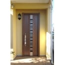 玄関は施工の簡単なカバー工法で断熱仕様の扉に交換。
