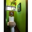 グリーンの壁紙がエキゾチックな空間に！洗面コーナーやトイレはお施主様の希望で鮮やかなグリーンの壁をチョイス。洗面台やタイルとの相性もグッド！！