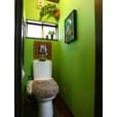 グリーンの壁紙がエキゾチックな空間に！洗面コーナーやトイレはお施主様の希望で鮮やかなグリーンの壁をチョイス。洗面台やタイルとの相性もグッド！！