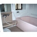 （施工後）
洗面室側の壁内に浴槽が入り込んでいるタイプなので、増築をしなくても広目の浴槽になりました。(千葉市高齢者住宅改修利用)