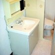 （施工前）
中古住宅購入して引越し前の全面改装のリフォームをご希望されていました。洗面台は60センチのものが着いていました。シャワー付洗面台だとトイレのドアに当たるのではとのことでしたが…