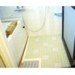 （施工後）
床にFRP防水を施しモザイクタイルを貼りました。下階に水漏れの心配なくお風呂に入れます。浴槽は、マンションの大きさに合ったものを取り付けました。シャワー水栓も交換しました。