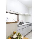 白色ベースのキッチンが空間もより広げ、お料理の時間も楽しくなります。