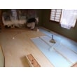画像2で断熱材を敷設した後にその上に床の高さの調整もかねて、ベニヤを敷いていきます。ベニヤをしき終えましたら、ベニヤの上に一枚ずつフローリングを貼って、完成です。