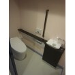 バリアフリーのトイレです。介助しやすいように広いスペースをとりました。