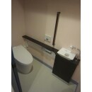 バリアフリーのトイレです。介助しやすいように広いスペースをとりました。