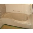 保温浴槽のため、お湯が冷めにくくなりました。
洗い場も広々、浴槽も広々使える流線型のエルゴデザインで使いやすい浴室になっています。