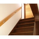 施工後の写真です。下地補強をして強度を高め、手になじむ木質の手摺りがつき階段の昇降が楽になりました。