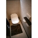 トイレはタンクレスタイプを採用することで、より奥行を広く使えるように工夫しています。