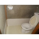 工事前のトイレは床がタイル、腰から上が塗装の壁でした。
便器も昔のものでした。