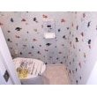 1階のトイレです。
便器はＴＯＴＯ製の節水型手洗い付便器です。
壁紙にはお客様に選んで頂いたディズニーの壁紙を使用しています。