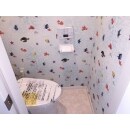 1階のトイレです。
便器はＴＯＴＯ製の節水型手洗い付便器です。
壁紙にはお客様に選んで頂いたディズニーの壁紙を使用しています。