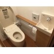 棚付紙巻器・手洗い器ともにナチュラルなウッド調を採用。
洗面室に合わせてトイレの床もコルクタイルです。