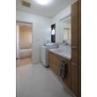浴室と洗面のリフォーム
広さと収納量の両方を兼ね備えています。浴室の壁パネルと洗面化粧台のパネルは、お施主様こだわりのナチュラル系の木目で統一しています。