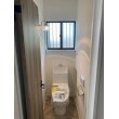１階トイレです。
TOTO　ZJ1商品を設置しました。
掃除がしやすい、節水効果がありエコなトイレです。
こどもエコすまい補助金対象工事です。