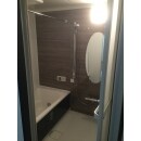 丸い鏡がオシャレな浴室！落ち着いた配色で、一日の疲れを癒し、リラックスできるバスタイムを。
