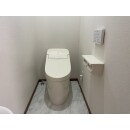 トイレのリフォーム工事を行いました。元々の便器が汽車便であったため、中に段差が多く存在し、使いにくいトイレでしたが、段差をなくし床を一面フラットにしたことで使いやすいトイレに生まれ変わりました。