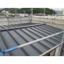 既存の屋根に防水処理をし、ガルバニウム鋼板でカバー工法をしました。