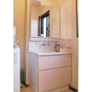 壁も使ったたっぷり収納とお手入れしやすい素材で、ずっとキレイな洗面所へ!