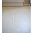 床には白い木目調のフロアー材を使用。

白い床は光を反射するので、部屋全体の印象が明るくなるというメリットも。
木目調にすることで汚れも目立ちにくくなります。

内装全体に柔らかさと清潔感のある素敵な空間になりました。