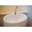 手洗いのタンク形式も深さがあり水はねのしにくい形状のものを採用。

タンクの曲面がトイレに優しさとやわらかさを演出してくれてホッとした空間に。